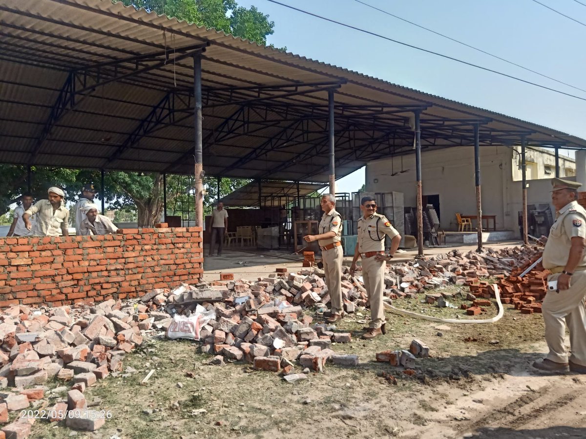 IgRangeVaranasi's tweet photo. आज दिनांक 09-05-2022 को @IgRangeVaranasi द्वारा पुलिस लाइन जनपद गाजीपुर में भ्रमण के दौरान पुलिस लाइन परिसर मे हो रहे निर्माण कार्यों तथा पुलिस कार्यालय का निरीक्षण कर सम्बन्धित को आवश्यक दिशा-निर्देश दिया गया। https://t.co/JxeAOFxbUw