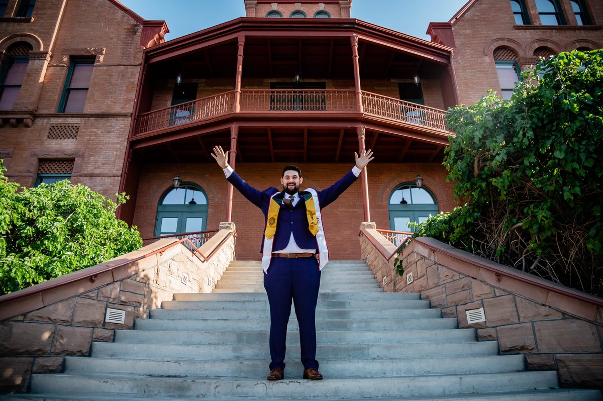 TheSunDevils's tweet photo. It’s graduation day! 

Congratulations to the Class of 2022! 😈🎓

#ForksUp | #SunDevilsGraduate https://t.co/Q5Ue5RvNBZ