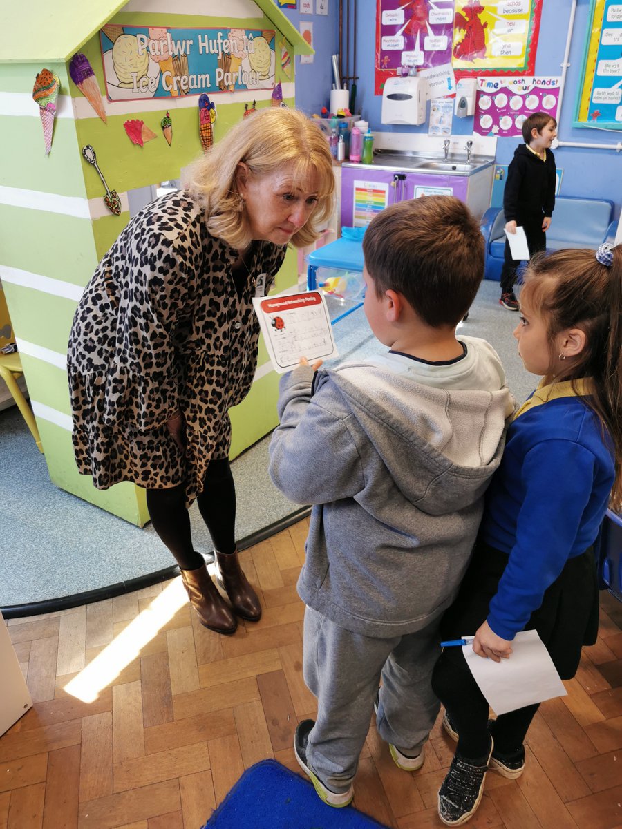 portmeadp's tweet photo. Year 2 loved their visit from the Bumbles of Honeywood project. We explored how to greet each other and talk about outselves. We are excited for our next visit. #pmdpy2 #pmdpnum #pmdpllc #pmdphwb https://t.co/NQWPOFKaMV