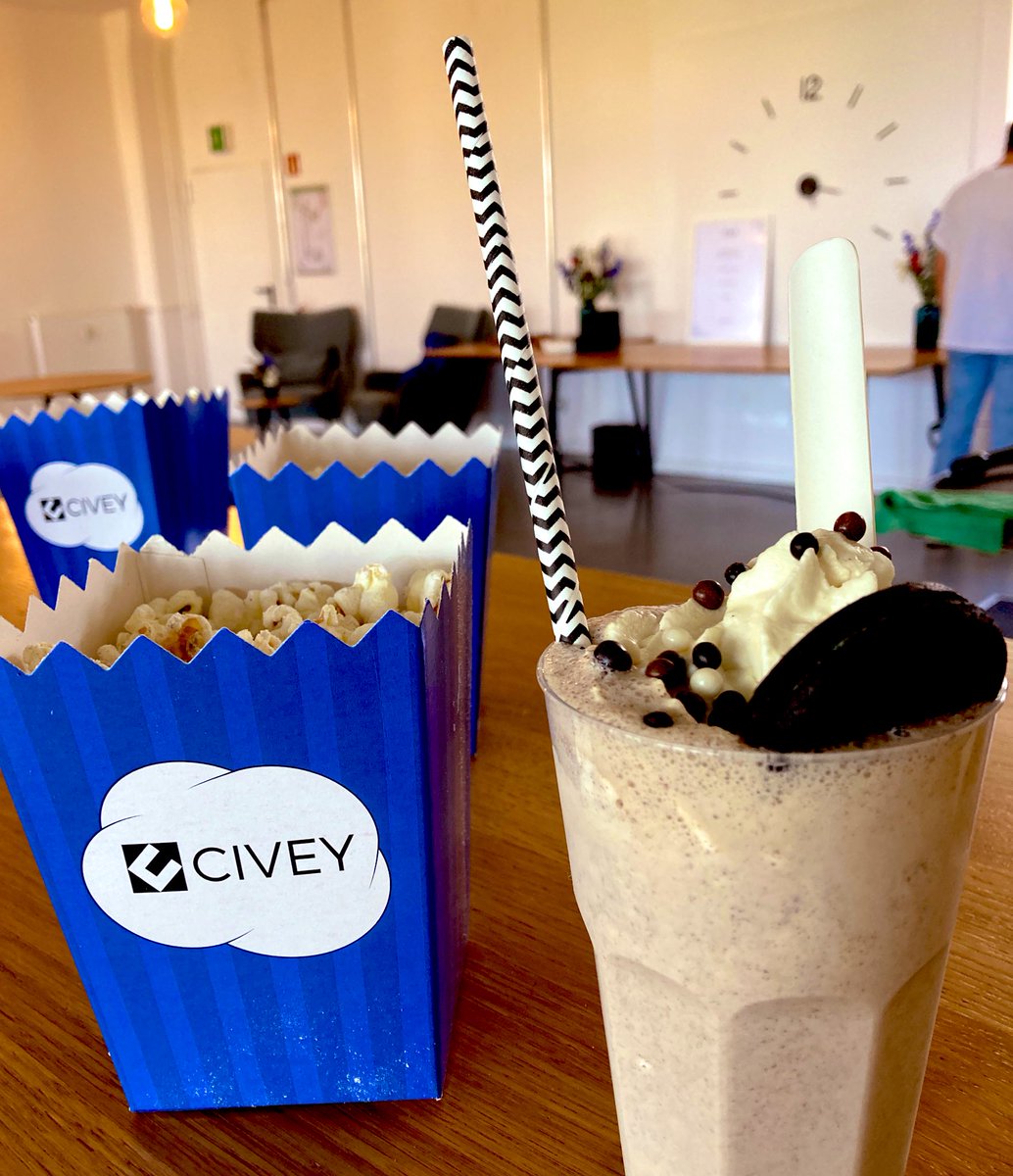 civey_de's tweet photo. Endlich wieder Live-Events im Büro! Gleich startet unsere American Night „The future of election polling“ mit @davidshor im Rahmen der Woche der Marktforschung. Popcorn und Milchshake stehen zur Begrüßung schon bereit. #wdm #wahlforschung https://t.co/TAtF0i6PC6