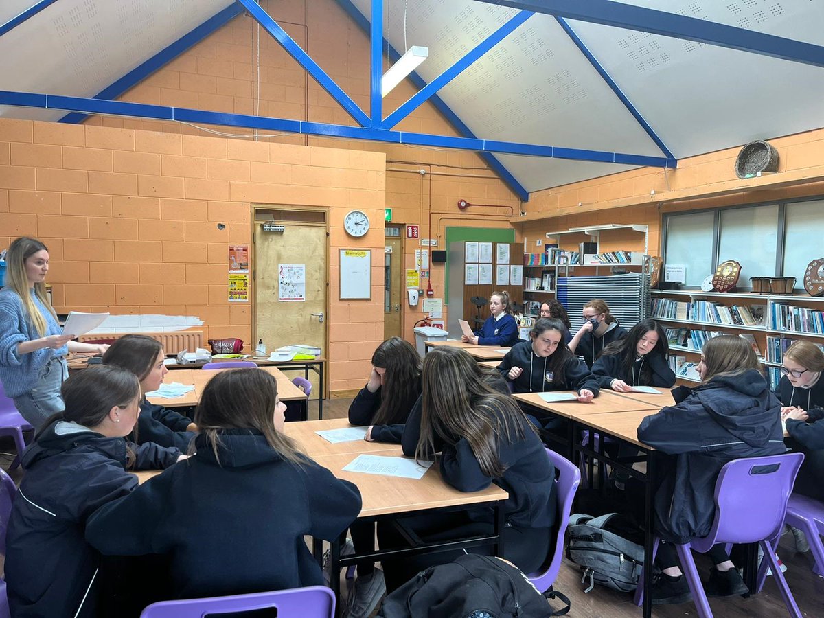 CPRathChairn's tweet photo. Club amhránaíochta ar an sean-nós faoi lán seoil i gColáiste Pobail Ráth Chairn. Briseann an dúchas....
Buíochas le @pleanteanga https://t.co/2VLcqTkeRl