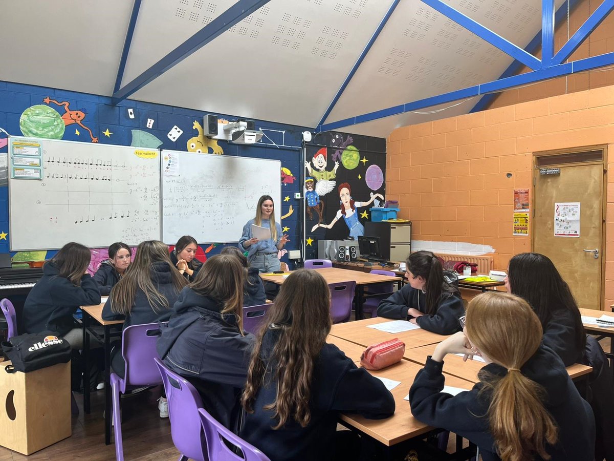 CPRathChairn's tweet photo. Club amhránaíochta ar an sean-nós faoi lán seoil i gColáiste Pobail Ráth Chairn. Briseann an dúchas....
Buíochas le @pleanteanga https://t.co/2VLcqTkeRl