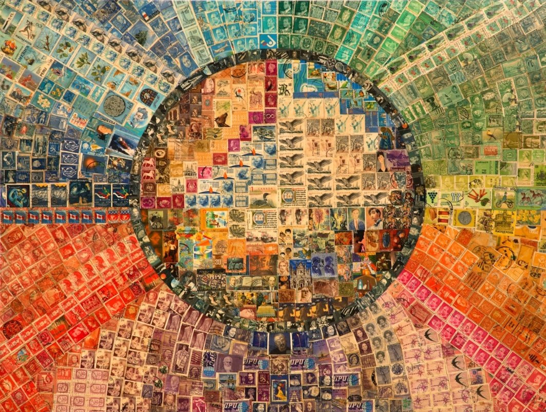 EL ALEPH (2002) de Maria Cristina Vega.
Obra Inspirada en el cuento homónimo de Jorge Luis Borges. Realizada íntegramente con estampillas.
¿Es tal vez esto lo que Borges vio en ese escalon?
 O fue...👇