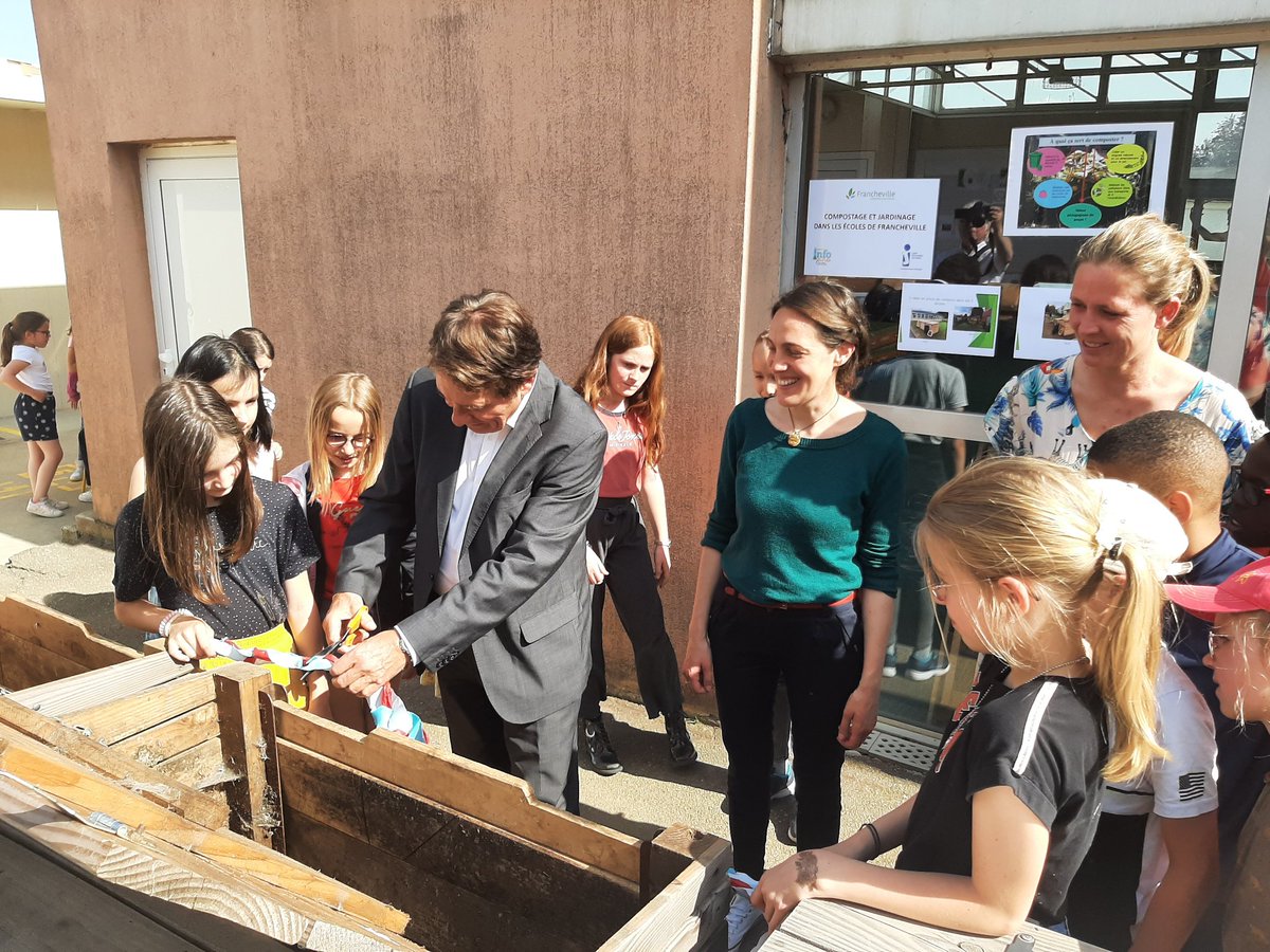 isa_petiot's tweet photo. Inauguration composteur à l'école Bel Air de #Francheville. Sourires et soleil ☀️. Sur 30 kg/jour de déchets alimentaires, ✅24kg vont être donnés ✅6kg vont être compostés puis jardinés 🍅🥬. #ObjectifZeroDechet https://t.co/hADqOnYEpR