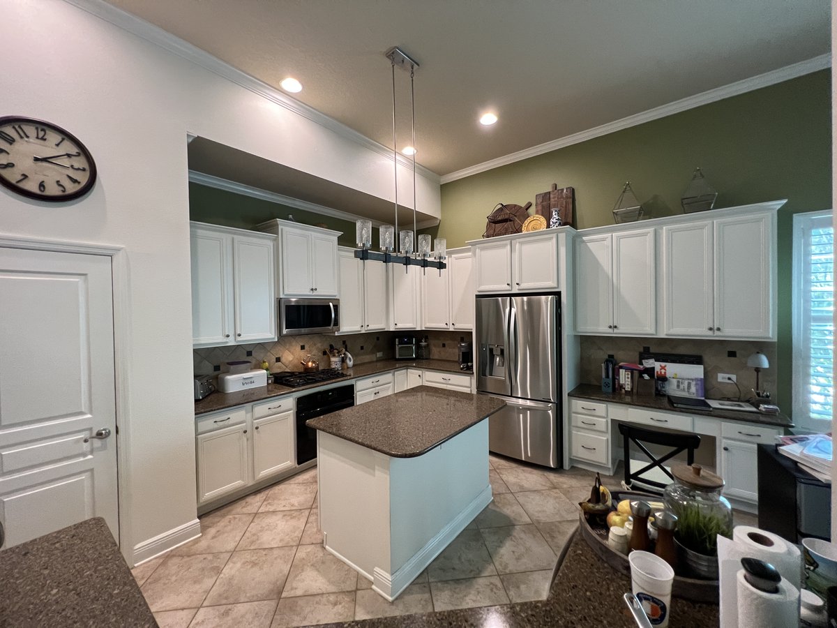CabinetPaint's tweet photo. Happy Monday and we hope you have a great week! We know one happy homeowner who will be enjoying the view of this beautiful kitchen now that we have a #cabinetpaintingco #beforeandafter to share. This #fishhawkFL project features #sherwinwilliams #creamy and we love it! #hgtv https://t.co/rEkEu6rWPj