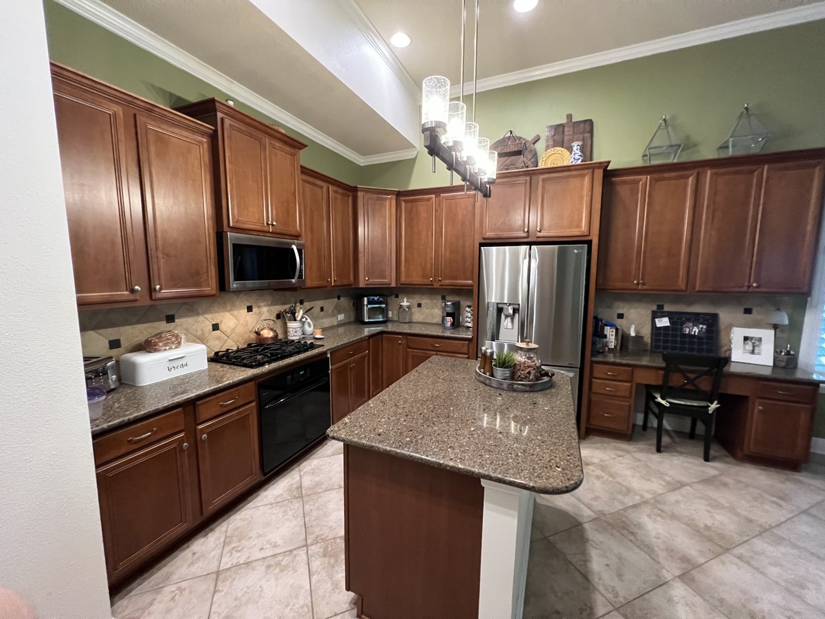 CabinetPaint's tweet photo. Happy Monday and we hope you have a great week! We know one happy homeowner who will be enjoying the view of this beautiful kitchen now that we have a #cabinetpaintingco #beforeandafter to share. This #fishhawkFL project features #sherwinwilliams #creamy and we love it! #hgtv https://t.co/rEkEu6rWPj