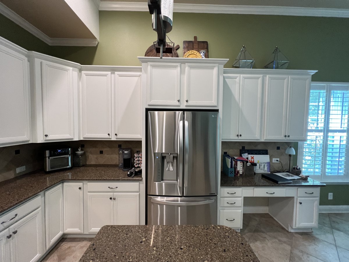 CabinetPaint's tweet photo. Happy Monday and we hope you have a great week! We know one happy homeowner who will be enjoying the view of this beautiful kitchen now that we have a #cabinetpaintingco #beforeandafter to share. This #fishhawkFL project features #sherwinwilliams #creamy and we love it! #hgtv https://t.co/rEkEu6rWPj