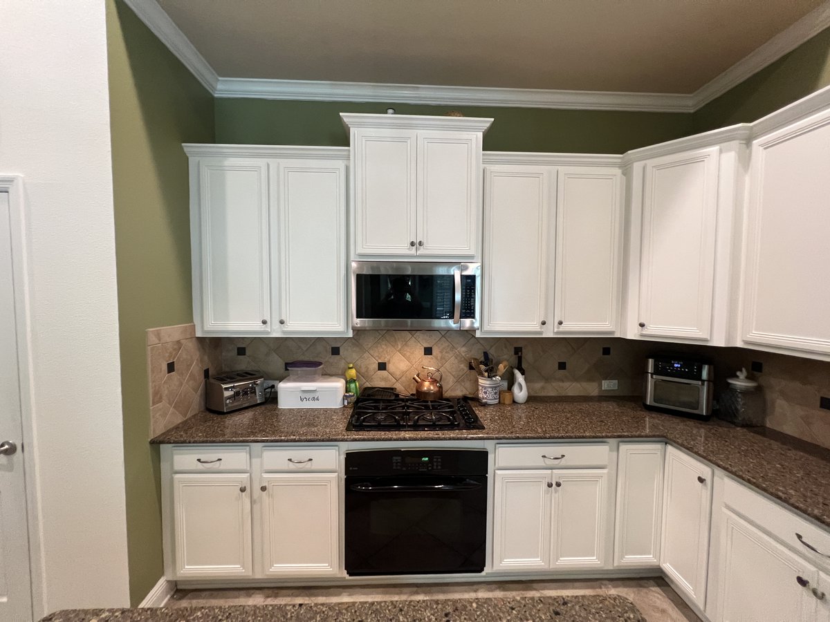 CabinetPaint's tweet photo. Happy Monday and we hope you have a great week! We know one happy homeowner who will be enjoying the view of this beautiful kitchen now that we have a #cabinetpaintingco #beforeandafter to share. This #fishhawkFL project features #sherwinwilliams #creamy and we love it! #hgtv https://t.co/rEkEu6rWPj