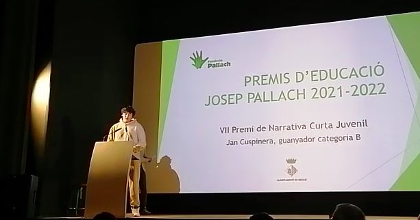 IEFrancescCambo's tweet photo. “Aquells pantalons” de Jan Cuspinera guanya el Premi Josep Pallach de Narrativa Curta.
“Aquells pantalons” és un conte inspirat, segons declaracions de l’autor en fets reals i vol visibilitzar el maltracte d’algunes empreses cap als seus treballadors. @SEBaixEmporda @educaciocat https://t.co/EWhGRRlSmp