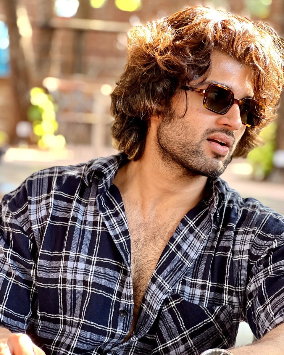 LokendraKonline's tweet photo. @TheDeverakonda #HappyBirthdayVijayDeverakonda #HBDVijayDeverakonda Happy birthday our beloved #SupremelyTalented #SuperTalented #Liger #Commrade #ArjunReddy #RowdyStar #VijayDevarakonda garu. Many many happy returns of the day. https://t.co/UFAi8cAaVc