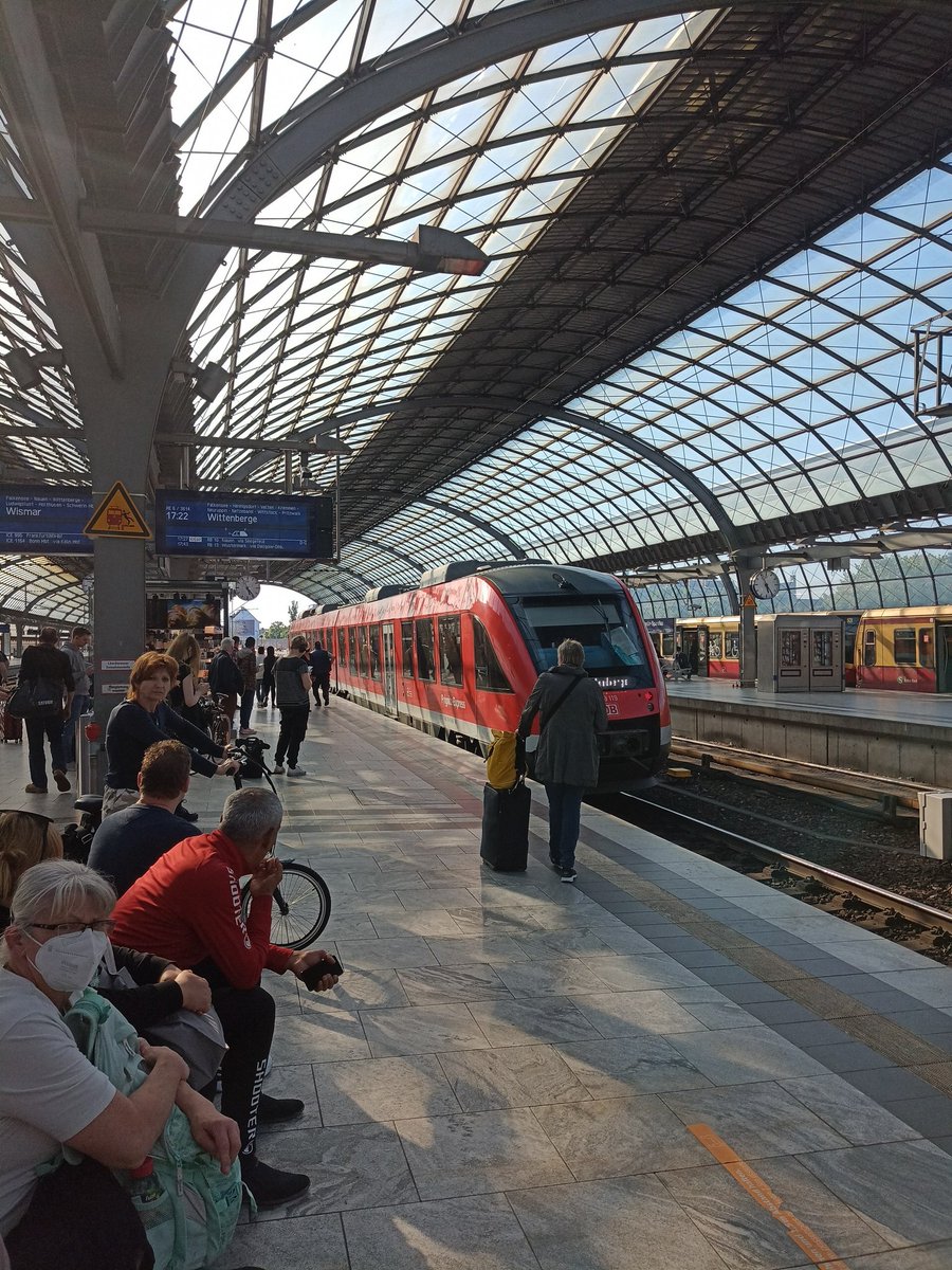 MexCybill's tweet photo. Ich möchte mal wissen, wie die DB ihre Züge zusammen stellt. Rush-hour und ein Schweinetaxi?
Wahrscheinlich würfeln die.

So wird das nix mit der Verkehrwende! https://t.co/OruPoFOib1