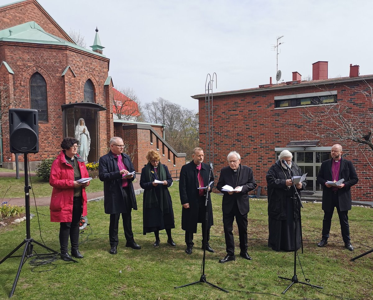 SEN_ERF's tweet photo. Rauhanrukous Eurooppa-päivänä 9.5.2022 Helsingissä Pyhän Henrikin katedraalin pihapiirissä, Venäjän suurlähetystön välittömässä läheisyydessä. Kolmen kirkkokunnan piispat tuomitsevat Venäjän hyökkäyssodan:
https://t.co/3rbol5XWgm
@SEN_ERF
@helsinginort
@katolinen
@kirkko_evl https://t.co/03xhfllqF6