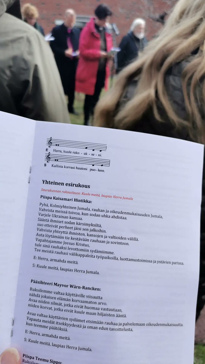 Rauhanrukous Eurooppa-päivänä 9.5.2022 Helsingissä Pyhän Henrikin katedraalin pihapiirissä, Venäjän suurlähetystön välittömässä läheisyydessä. Kolmen kirkkokunnan piispat tuomitsevat Venäjän hyökkäyssodan:
ekumenia.fi/etusivu/ajanko…
<a href="/SEN_ERF/">Ekumeeninen Neuvosto</a>
@helsinginort
<a href="/katolinen/">katolinen.fi</a>
<a href="/kirkko_evl/">Suomen ev.lut.kirkko</a>