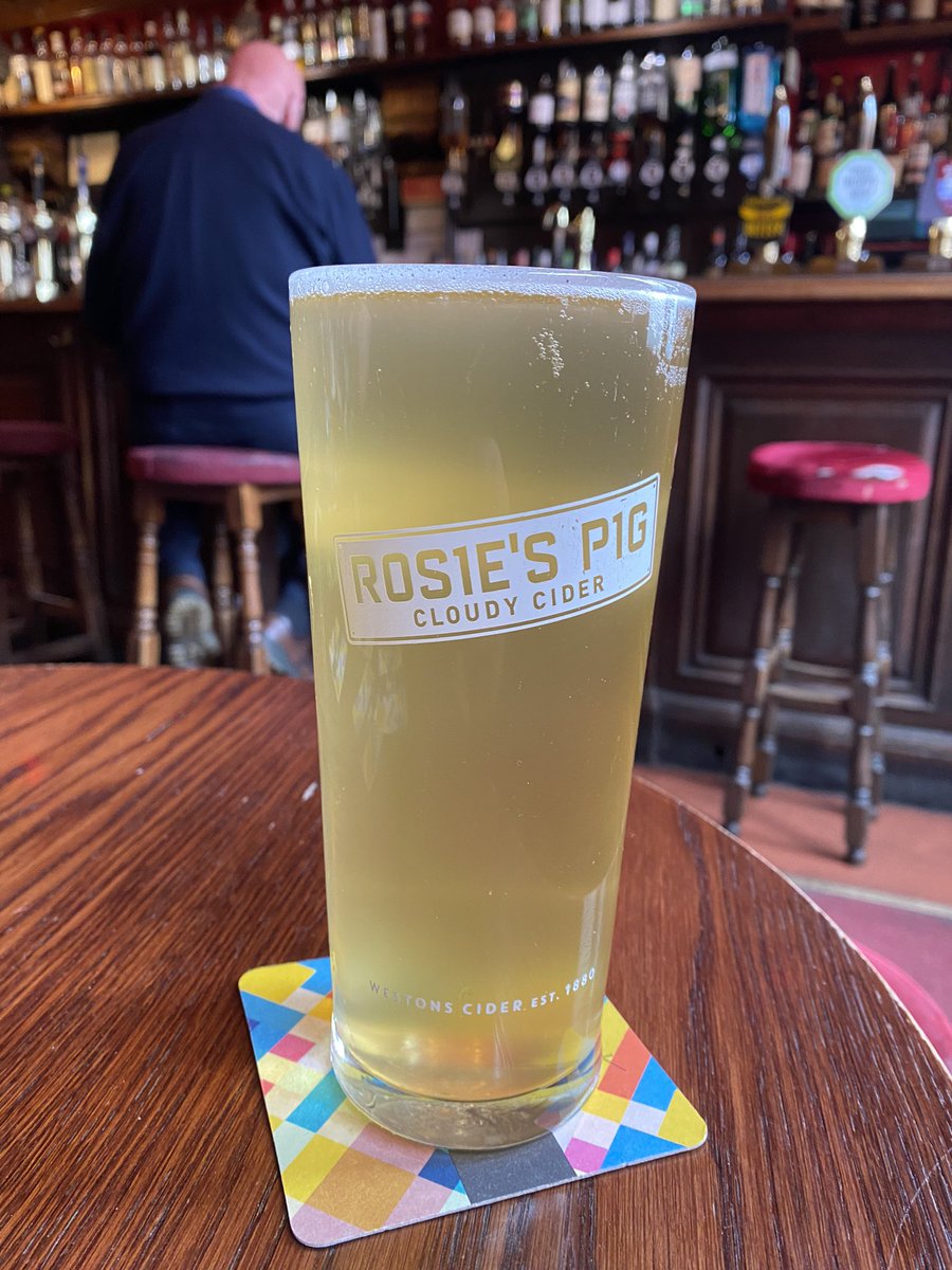 Foto_Scot's tweet photo. Happy birthday @PaulHeatonSolo 🎉🍾 Cheers for the pint! :) @kaysbar1976 #Edinburgh https://t.co/jV24EzgtX6