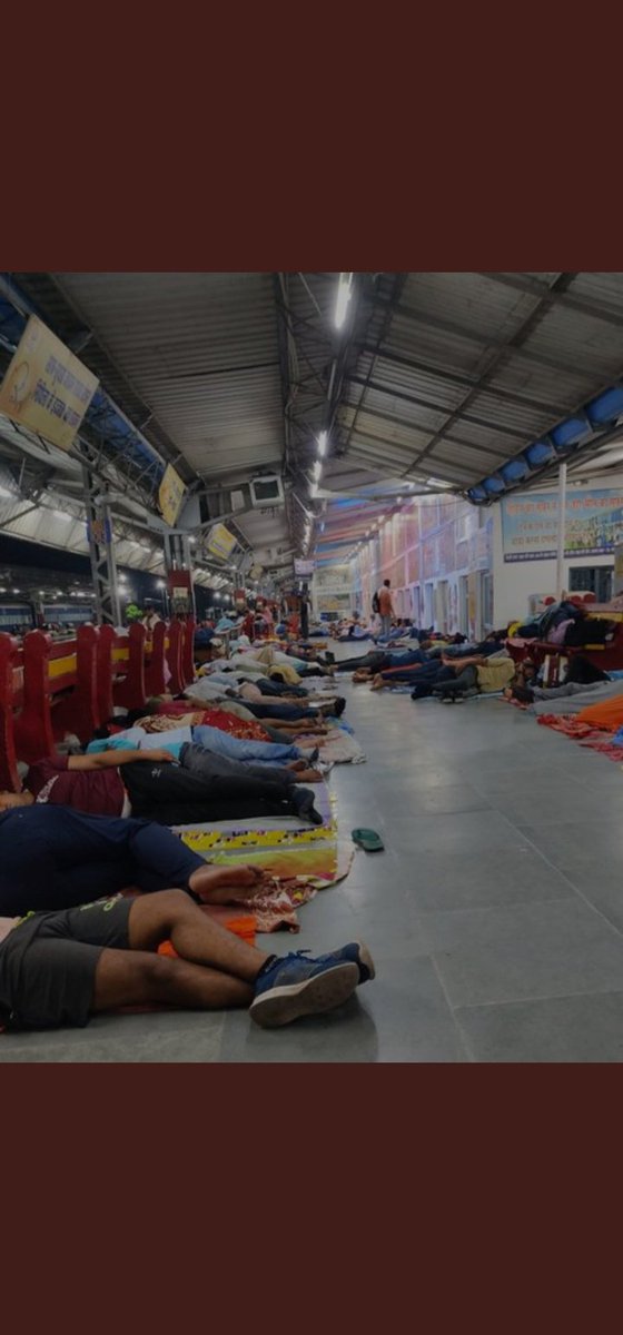 raaj_sn's tweet photo. Student at station 🚉😭😭
Papper leake 🙏🙏

#BPSC 
#BPSCpaperleak https://t.co/x7VtSt4zgL