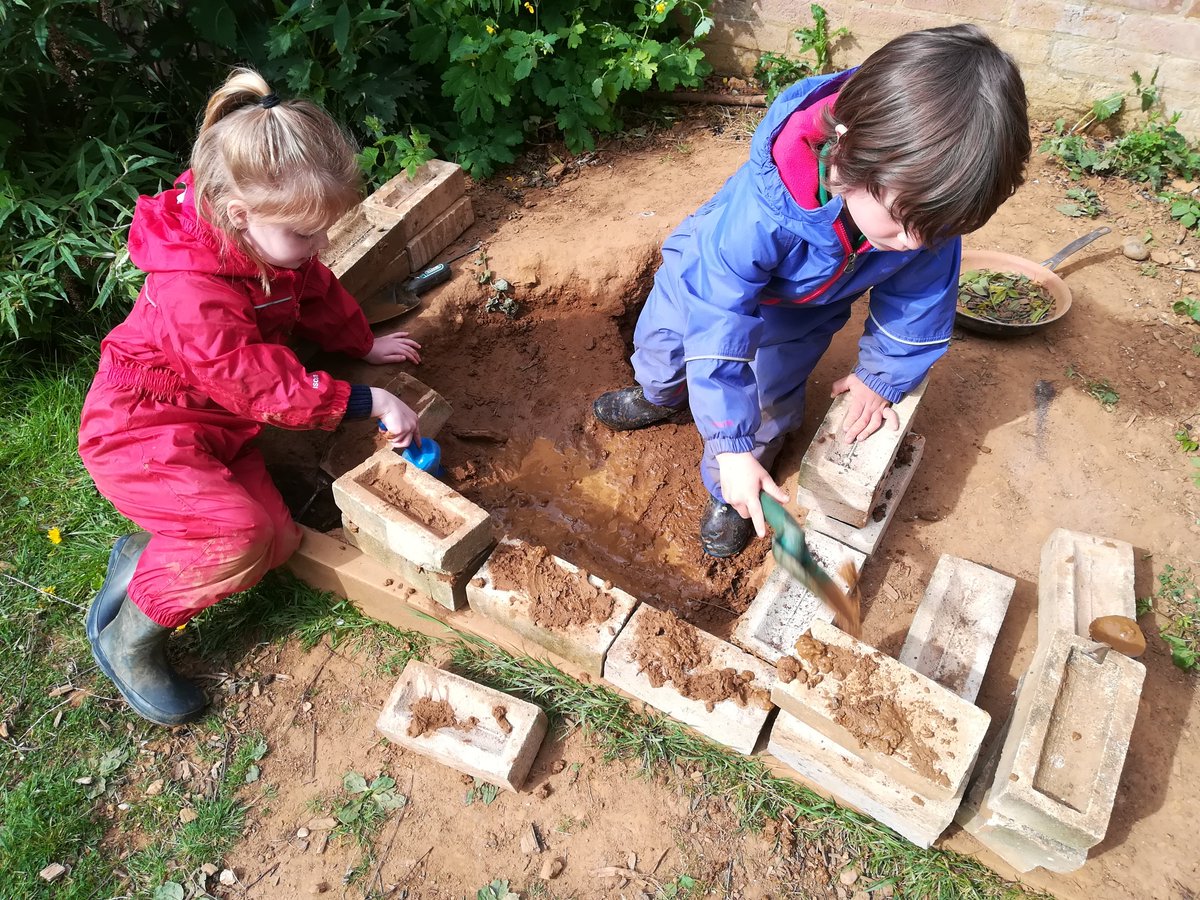 SibfordEYFS's tweet photo. Busy building a brick wall.
#BeYouBeSibford #SibfordEYFS #SibfordUTW #SibfordJSSTEM #STEMed #STEMkids #STEMeducation #STEMEYFS #Teamwork #messyplay #mudkitchen https://t.co/CQgMVilGC4