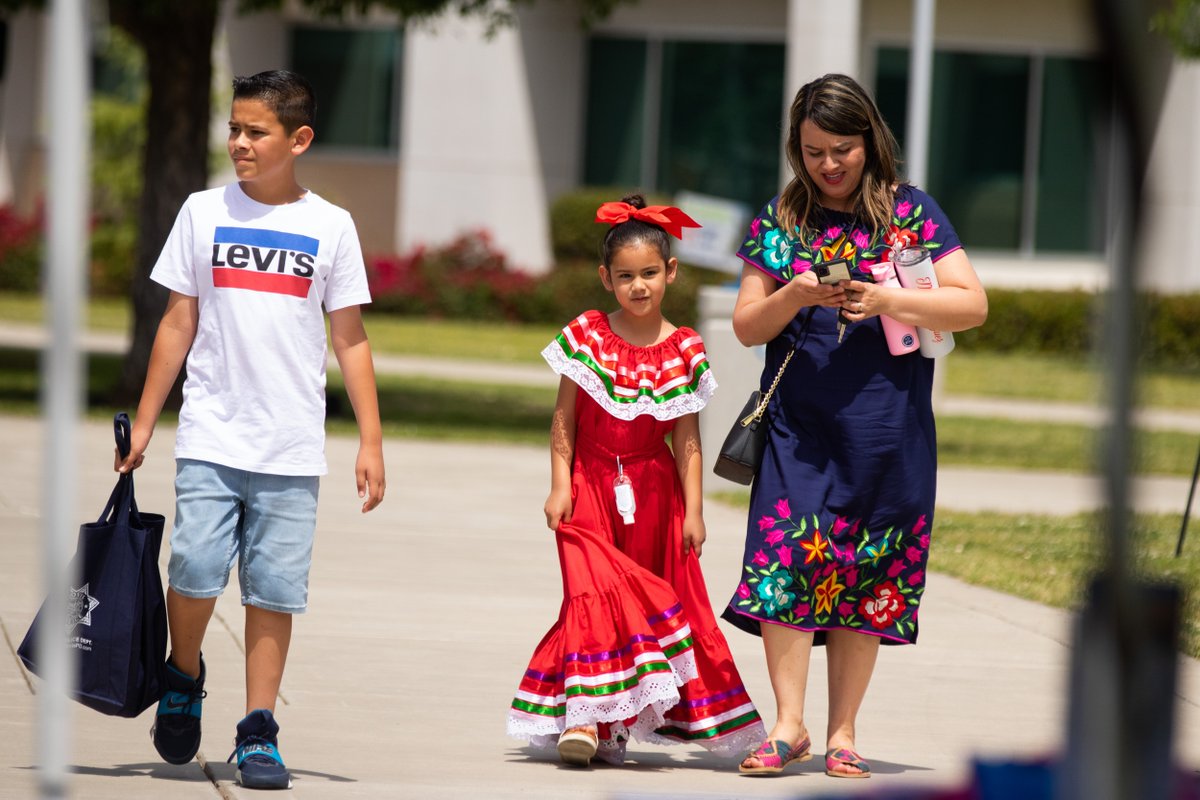 ClovisCollege's tweet image. Check out these wonderful photos from Cinco de Mayo Extravaganza which was held on May 5. 
​flic.kr/s/aHBqjzNwMv
​#cloviscommunitycollege #tutorialcenter #clovis #cincodemayo