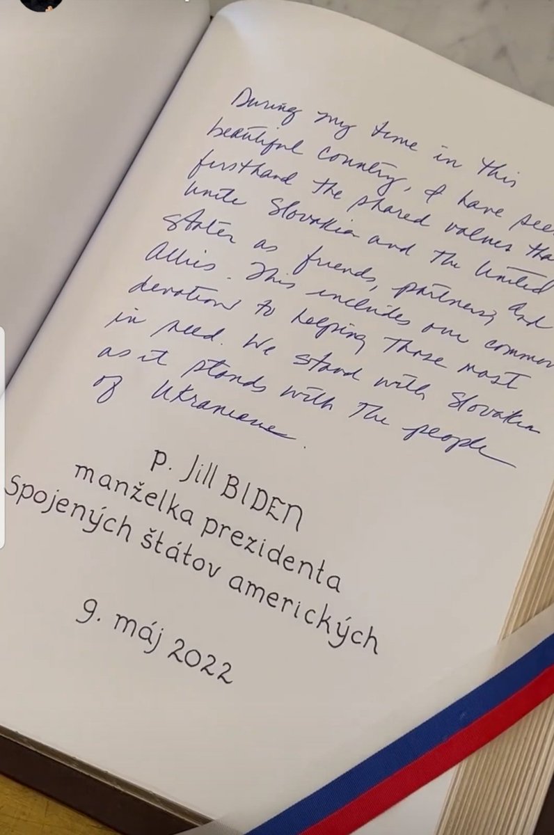 zuzbcn's tweet photo. 2/2 #Flotus escribe en el #librodehonor, pero no firma 🤔
Es sabido que utiliza su título Dr. que consta también en la web de #WHITEHOUSE
Porqué no se incluyó? 🤔#protocolfail

En última 📸 los niños en una escuela de Rumanía 🇷🇴 país que visitó días antes, sí que lo sabían 😎 https://t.co/XuVqScOEuZ