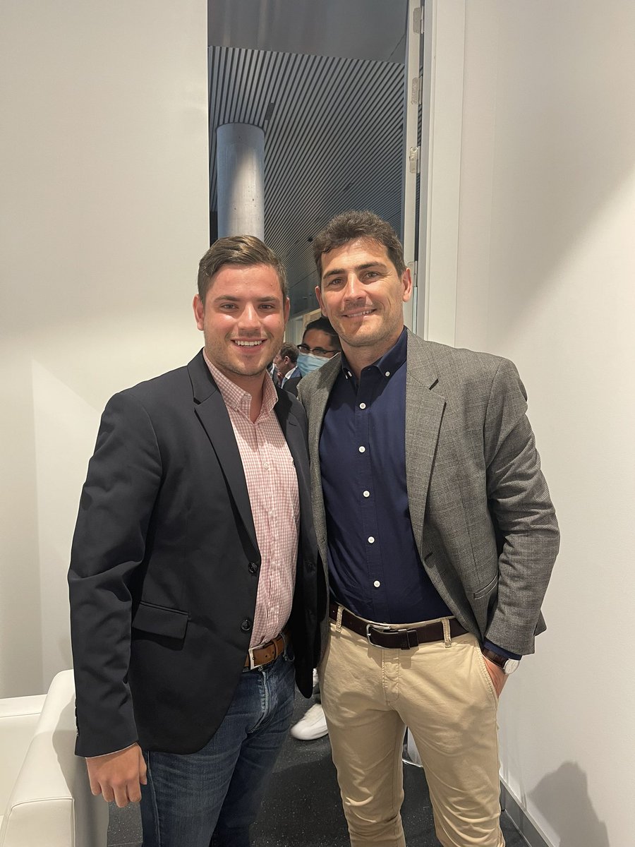 MarcoOrtega97's tweet photo. Acabo de hablar con mi ídolo de la infancia, me regaló par de firmas, nos tomamos unas fotos y tuvimos par de minutos de charla.

No voy a mentir, salí de la sala temblando y llorando de felicidad. Acabo de cumplir un sueño. 

Gracias, @IkerCasillas https://t.co/n6fVtbnTby
