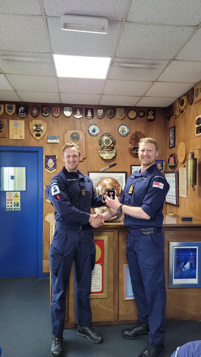RN_DTXG's tweet image. CO Charlie Squadron presents the team with their well earned Queen’s Platinum Jubilee medals in recognition of their service during this important milestone in the Sovereign’s reign. @RoyalNavy @RAdmJudeTerry #divenavy #bombfrog 💣🐸