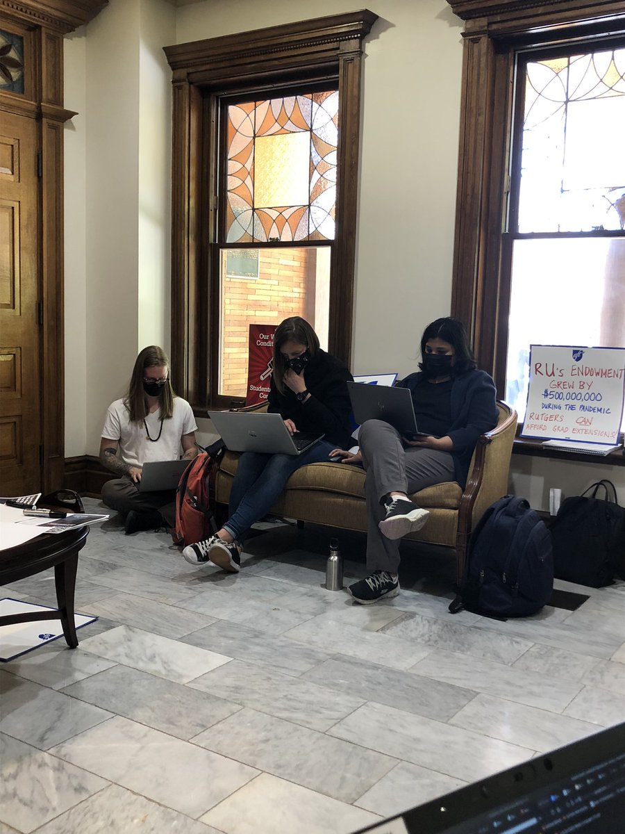 .@RutgersU grads are having a grade-in at Winants Hall to demand funding for PhD students whose work was delayed by the COVID pandemic. Rutgers has the money! #payRgrads @ruaaup