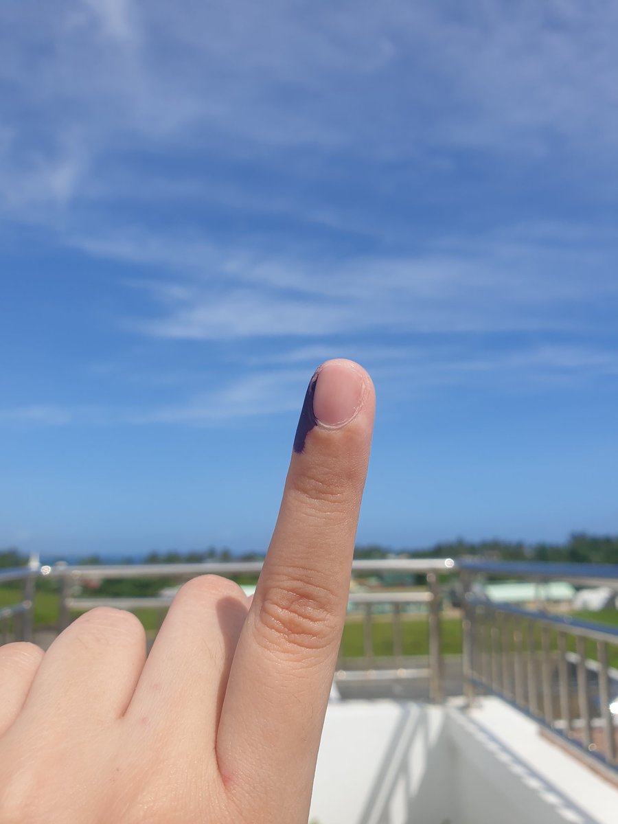 rainwhether's tweet image. Mahigpit na yakap sa ating lahat #MyVoteIsForLeniKiko 🎀