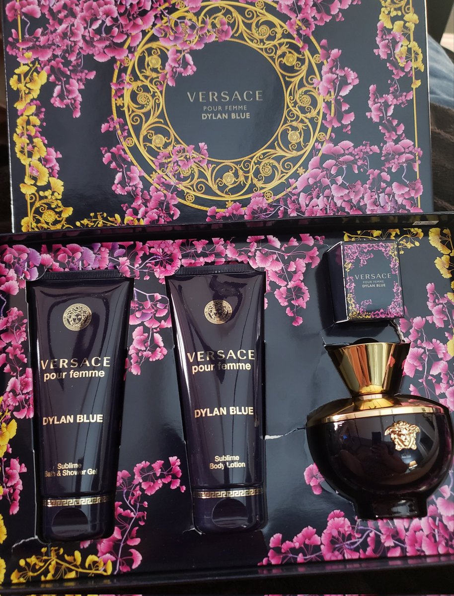 shakirachi1's tweet photo. #MothersDay2022 gift from my children... they know how much I love perfume!!! My daughter said to me "what do u give a woman that has it all?"🤣🤣 #Versace #DylanBlue smells awesome! 🥰🥰🥰 https://t.co/Zp4PlYbf8A