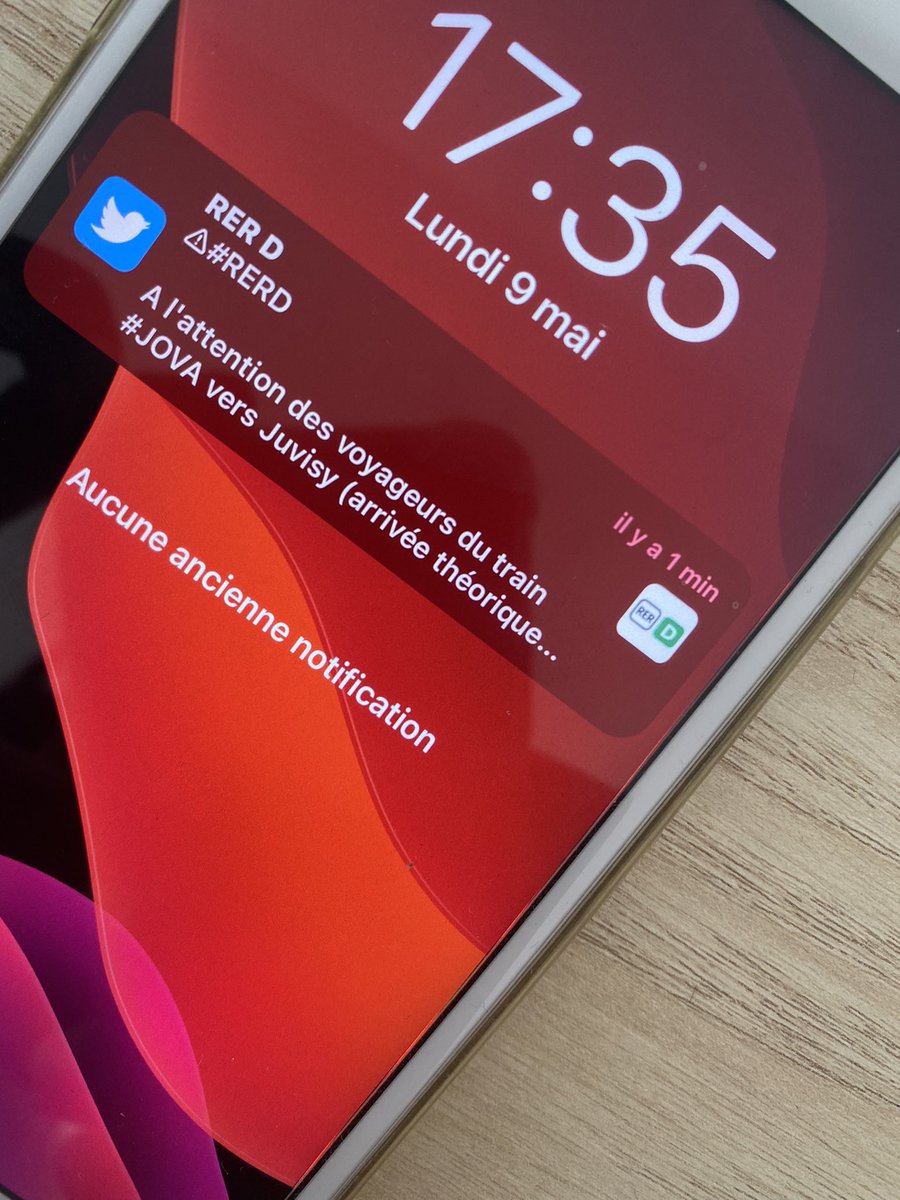 La notif de la mort ! 😂😂😂😂

Même pas tu veux l’ouvrir t’es déjà en train de comptatir pour les gens du train même si tu sais pas encore ce qui se passe ! Tu sens la galère, malaise voyageur, retard, interruption de trafic… 😂😂😂
#PARISCMAGIK 🇫🇷