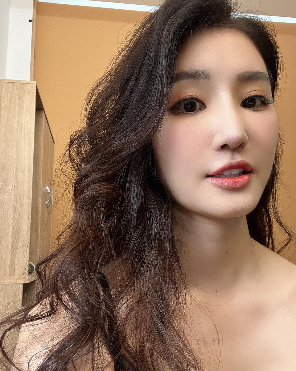 LinVivi01's tweet photo. 工作的時候 😌
還是給專業的化妝比較漂亮 🤣 https://t.co/MIUdjkh7Zm