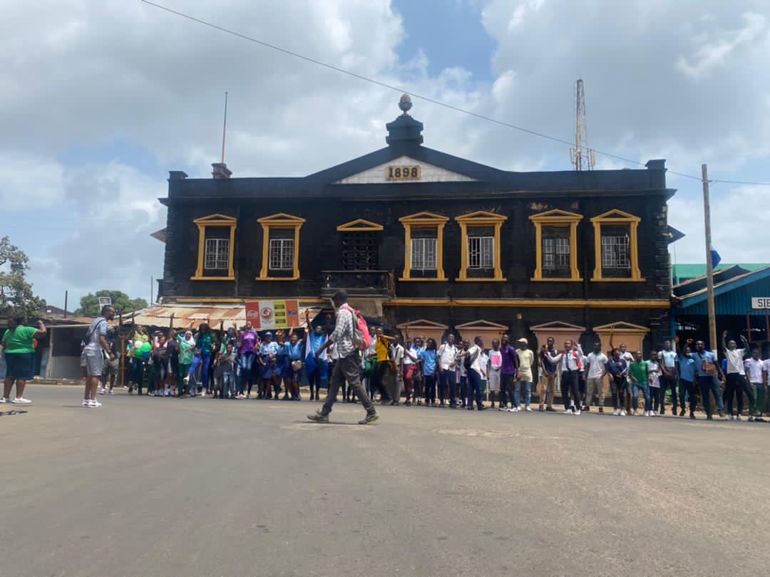 BobVandi's tweet photo. Excursion tour with students around town on independent day
#HSL Salone😄
#Salone4Betteh💪
#GivingBackInMaOwnLilWay❤️ https://t.co/7Mr8q2xVlI