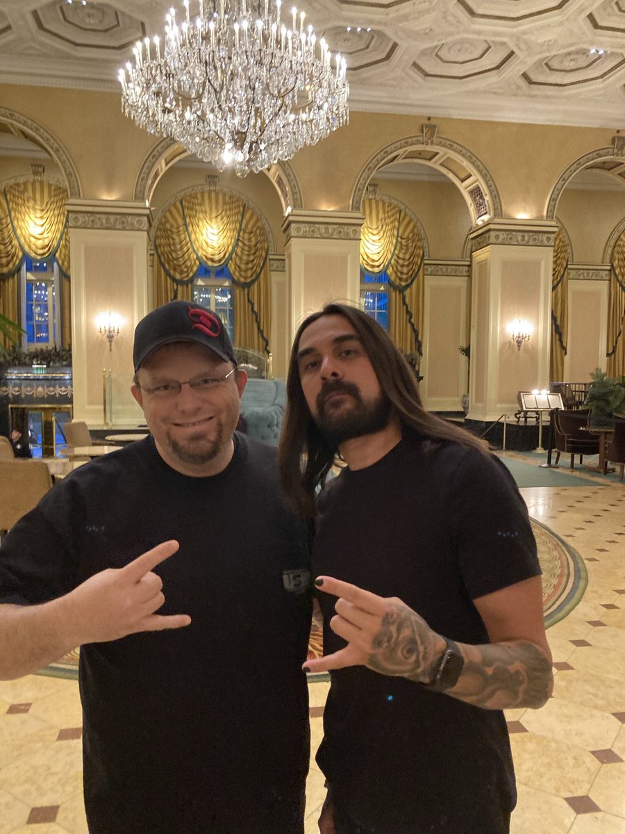 mykenic's tweet photo. Thanks @JClogbass and @theartcruz for the pics and great conversation last night. You guys are amazing!
#LambofGod https://t.co/kxKA4XSCyb