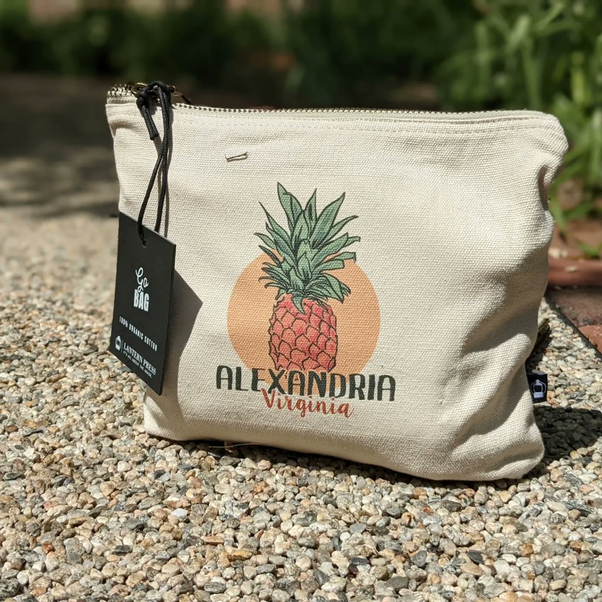 theoldtownshop's tweet photo. πOn the go? Don't forget to grab your stuff in one of our NEW To Go bags! It's perfect for your wallet, keys, phone and whatever else you pick up on the way.
#theoldtownshop #onthego #lanternpress #AlexandriaVA #dmv #aroundalx #explorealx #igalx https://t.co/aXpx1tB9X9
