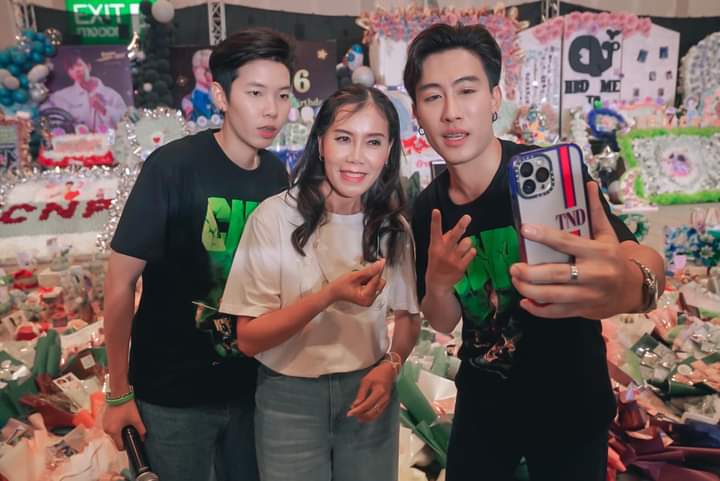 Krukhuan's tweet photo. เราชอบรูปนี้จัง ชอบความเหมือนของแม่กะนุ๊ก ชอบธรรมชาติของการใช้ชีวิตคู่ที่อยู่ในโอวาสของผู้ใหญ่ ความสัมพันธ์แบบนี้คือ ความสัมพันธ์ที่หายากมาก มีเพื่อนเป็นแฟน มีแฟนเป็นเพื่อน https://t.co/Dik1cRKZuL