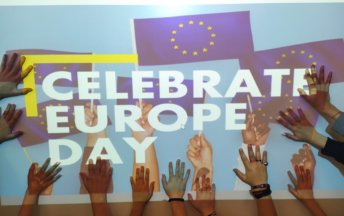 inroscar's tweet photo. Los alumnos de 2ESOA Informática del @iespuzol se unen a la celebración del #DiadeEuropa #eTwinningDay #eTw4Future https://t.co/w0nj8BE83F