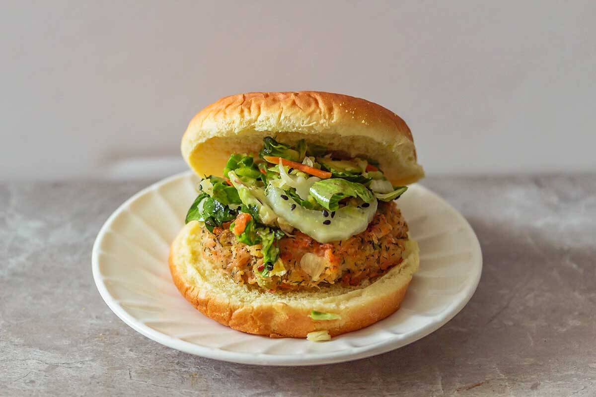 Mexican Salmon Burger With Slaw {South Of The Border Mexican Burger} dlvr.it/SQ2GFh