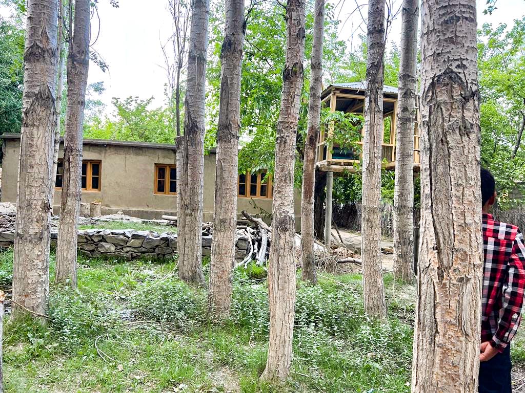 zafarmofficial's tweet photo. #Nangsog: first & only #OrganicVillage located a 1 hr #hike from #Skardu city. Almost 90 people live here & depend mostly on their indigenous food & enjoy a healthy lifestyle. The village had been visited in the past by Prince Charles, Prince of Wales, and the Dutches of Cornwall https://t.co/FnkWuz4otq