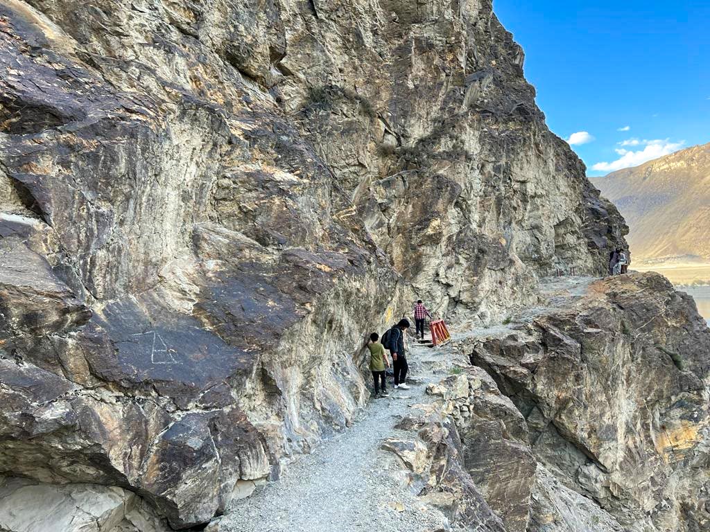 zafarmofficial's tweet photo. #Nangsog: first & only #OrganicVillage located a 1 hr #hike from #Skardu city. Almost 90 people live here & depend mostly on their indigenous food & enjoy a healthy lifestyle. The village had been visited in the past by Prince Charles, Prince of Wales, and the Dutches of Cornwall https://t.co/FnkWuz4otq