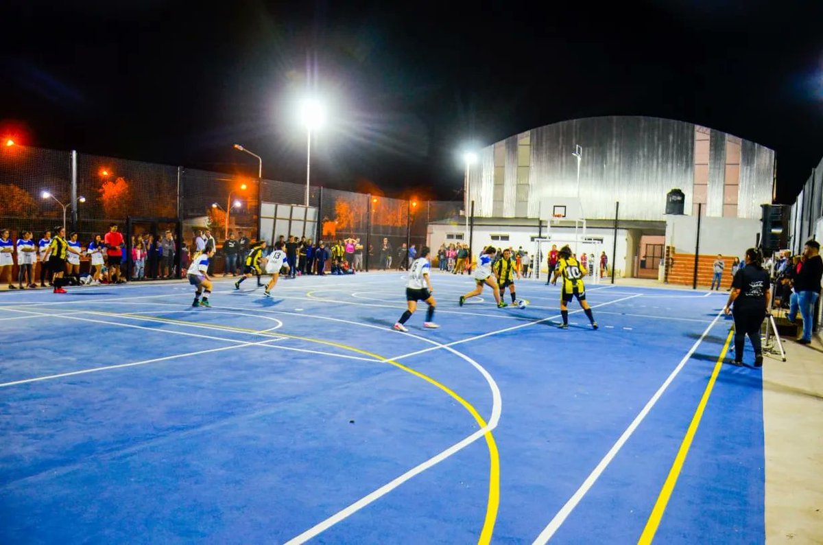AscuaTincho's tweet photo. ♥️ Niños, jóvenes y adultos fueron protagonistas del playón que inauguramos en nuestro polideportivo Diego Armando Maradona en Libres.

Agradecemos al querido ministro de @MDSNacion, @JuanZabaletaOK, por tanto apoyo para que estás obras se puedan llevar adelante. 

#DaleLibres https://t.co/AZqqJ5oVlK