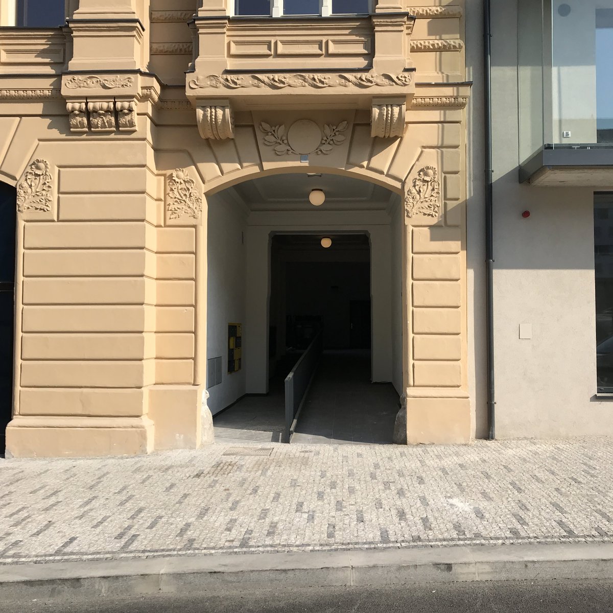 OndrejRut's tweet photo. Dva nové průchody mezi Koněvovou ulicí na cyklostezkou na Vítkově. Díky dohodě o věcném břemeni mezi městskou částí a developerem. Zkracujeme vzdálenosti pro pěší. https://t.co/zj8f3RnaFb