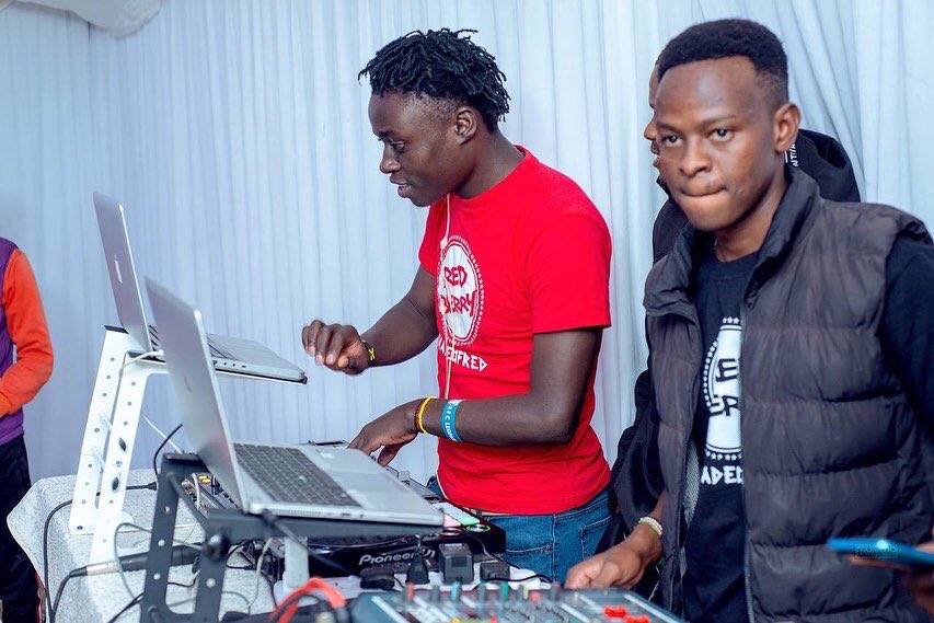 DjJoeMfalme's tweet photo. @redberrydjacademy we make sure that during your training we also put you to task practically. From the classroom to ground so that you can have a feel of what to expect once you are done with our master class program. #MadeOfRed 2.0 sign up at https://t.co/AVjsgrFlUD 0704660999 https://t.co/69OGOTj7Or