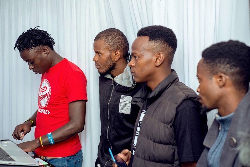 DjJoeMfalme's tweet photo. @redberrydjacademy we make sure that during your training we also put you to task practically. From the classroom to ground so that you can have a feel of what to expect once you are done with our master class program. #MadeOfRed 2.0 sign up at https://t.co/AVjsgrFlUD 0704660999 https://t.co/69OGOTj7Or