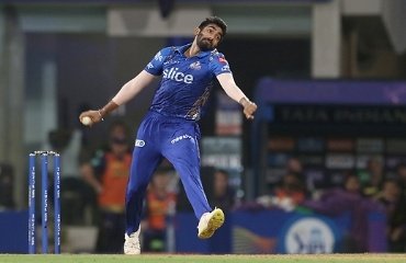 cricket_mirror7's tweet photo. Jasprit Bumrah's 1st five-wicket haul in IPL. 

#MIvsKKR #IPL2022 https://t.co/MDvUJQBs3n