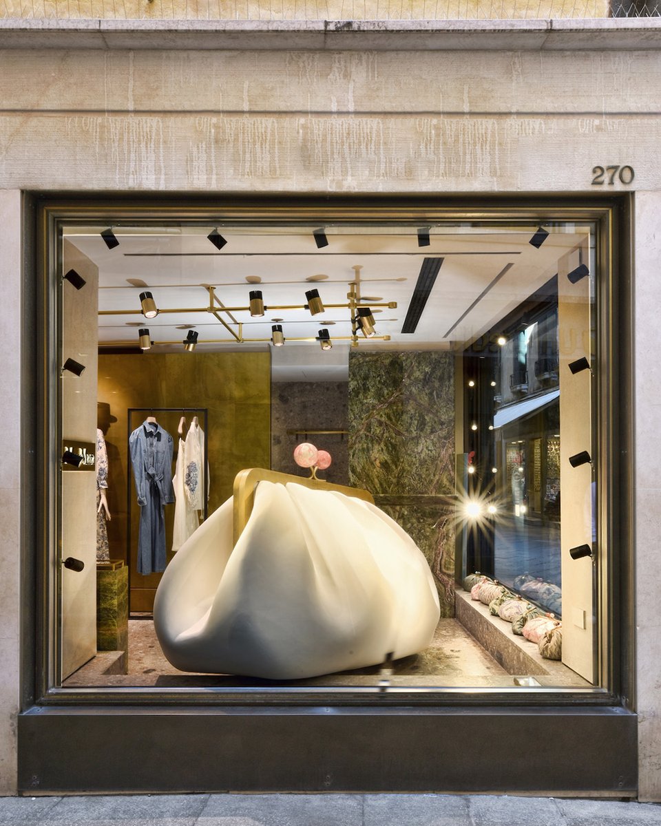 weekendmaxmara's tweet photo. On the first stop of the World Tour, Pasticcino Bag
take its place in the stores to highlight the excellence behind the new bag that enhances the Venice awe-inspiring history, artisanship and uniqueness.
#WeekendMaxMara #PasticcinoBagWorldTour https://t.co/ZsgZdNR9rH