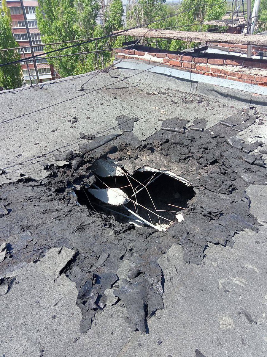 Short_DPR's tweet image. 📸 Последствия обстрела улицы Зуевской, 27 Куйбышевского района Донецка

Фото: администрация города