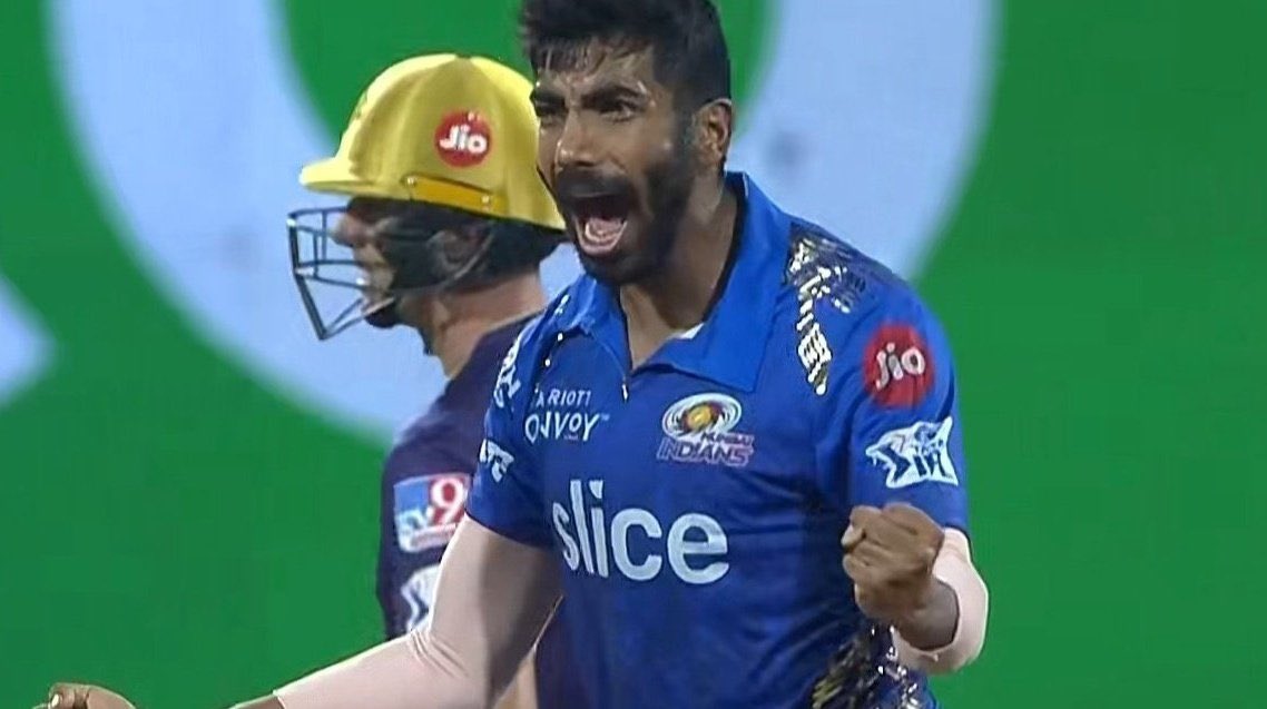 RaviShastriOfc's tweet photo. Daddy showing who is the boss. Hope the young boys are watching. Class is permanent - @Jaspritbumrah93 @mipaltan #MIvsKKR #IPL2022 https://t.co/ENNFuOKvSu