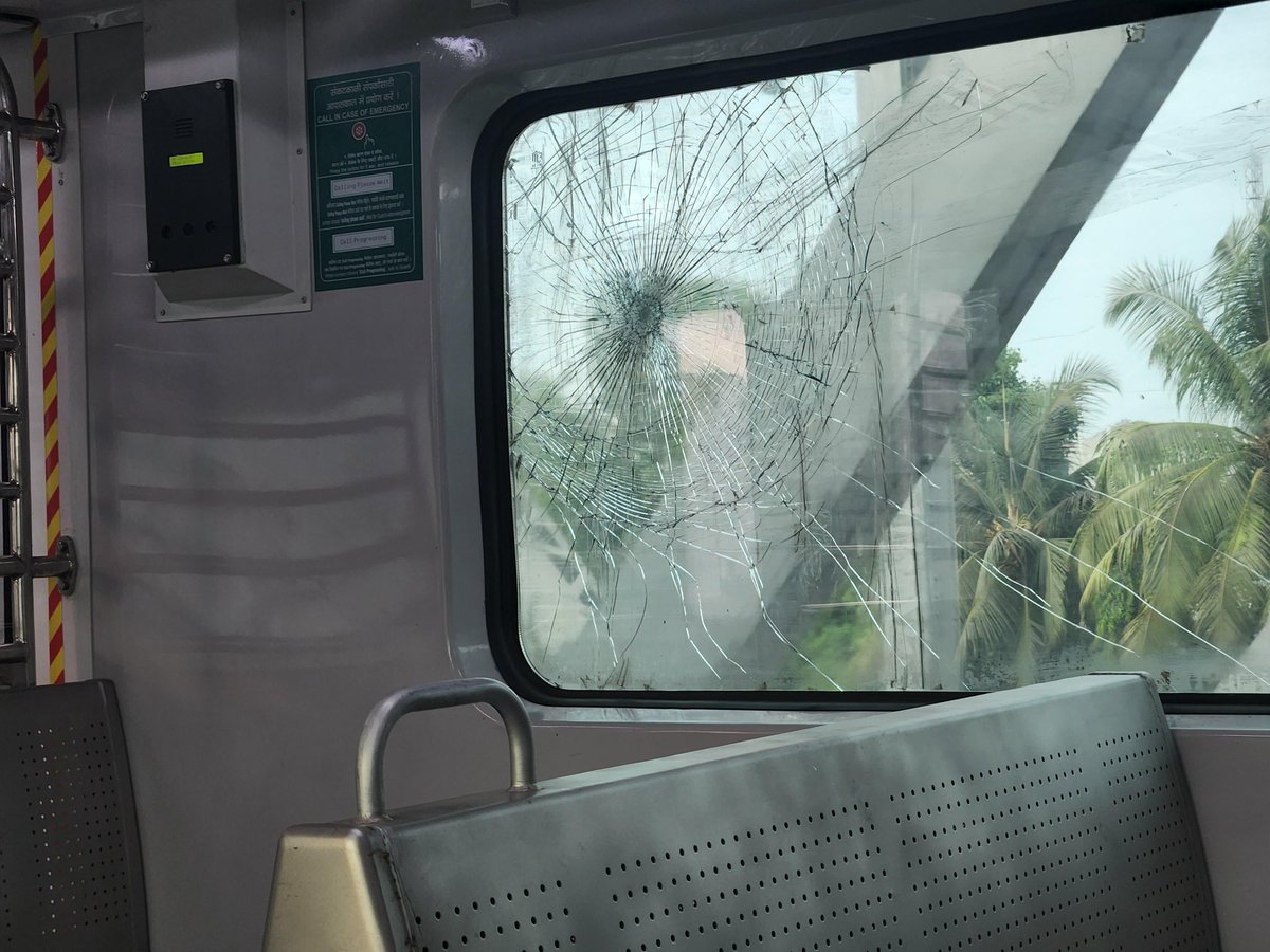 PowerTrain_YT's tweet image. This is why we don't deserve good services. Here's Mumbai AC local for you