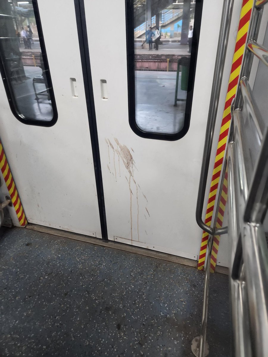 PowerTrain_YT's tweet image. This is why we don't deserve good services. Here's Mumbai AC local for you