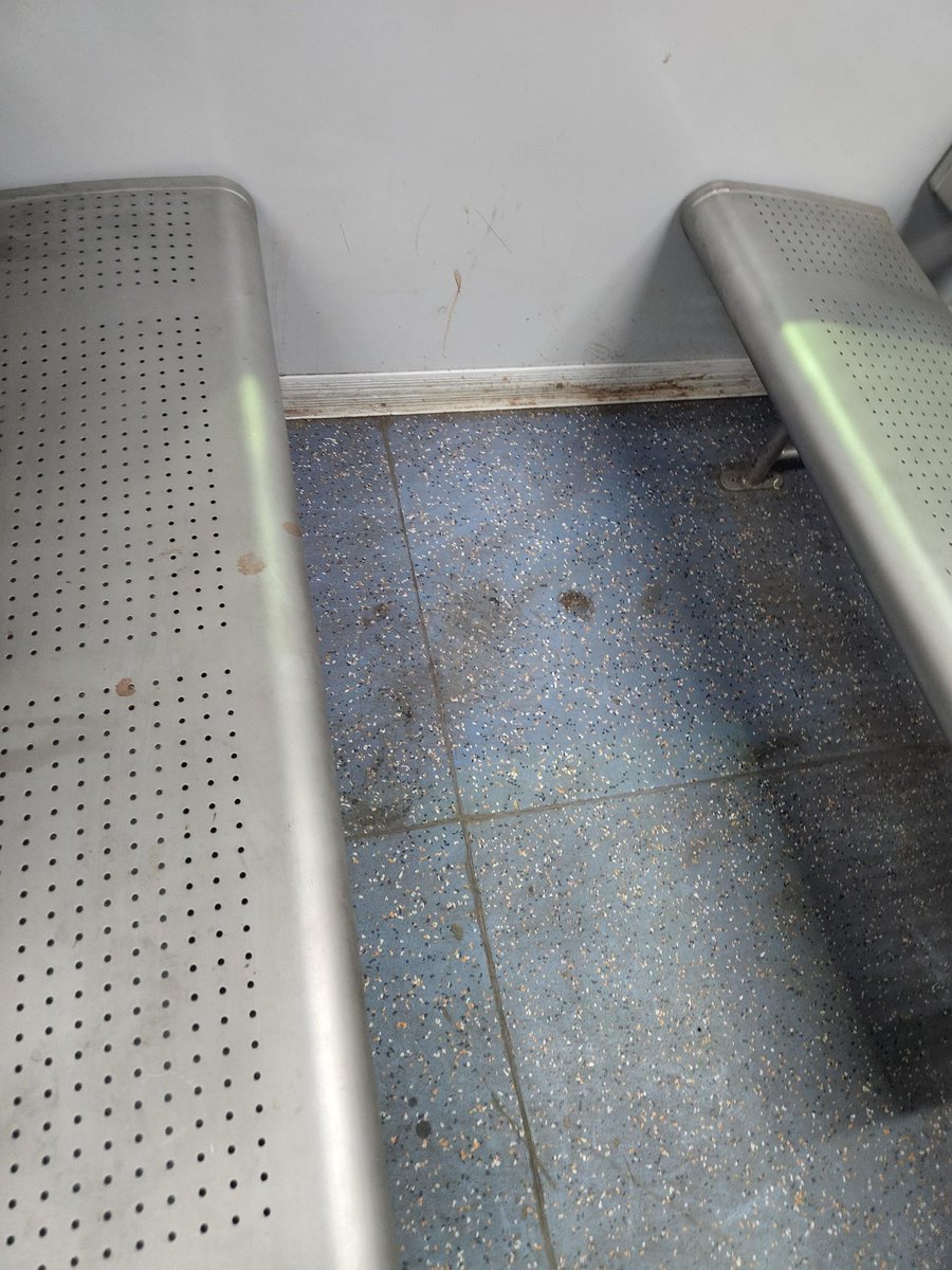 PowerTrain_YT's tweet image. This is why we don't deserve good services. Here's Mumbai AC local for you