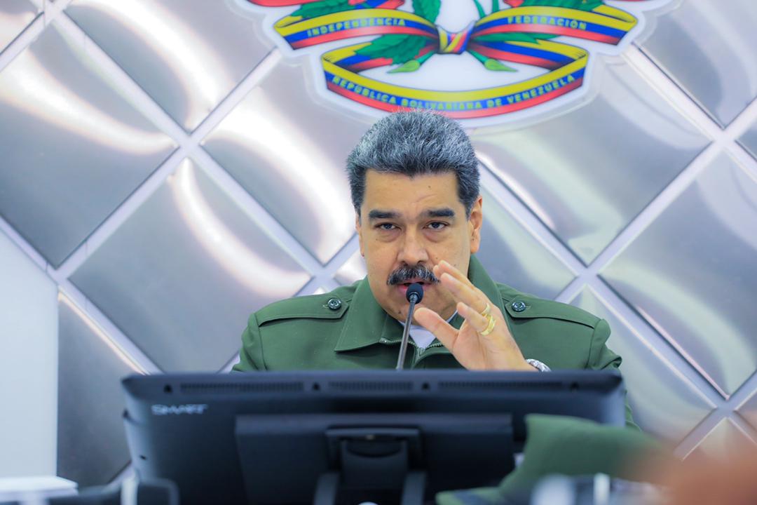 <a href="/NicolasMaduro/">Nicolás Maduro</a> #9May |🇻🇪📢 ¡ETIQUETA DEL DÍA! 📢📱📲

✔️ #VenezuelaEsPaz

¡La Patria es amor! 

<a href="/AdolfoP_Oficial/">Adolfo Pereira Gobernador</a> 
<a href="/LuisJonasReyes/">Luis Jonás Reyes</a> 
<a href="/PartidoPSUV/">PSUV</a> 
<a href="/SomosVDILara/">SomosVDefensaIntegralLara</a> 
<a href="/Misiones_lara/">Sistema de Misiones Edo. - LARA.</a> 
<a href="/M_somosveLara/">Movimiento Somos Venezuela Estado - LARA.</a> 
<a href="/BonosSocial/">Bonos Protectores Social Al Pueblo</a> 
<a href="/CarnetDLaPatria/">Carnet de la patria</a> 
<a href="/Roos_Iribarren/">Roosmary González de Reyes</a>
<a href="/gobiernodelara/">gobiernodelara</a> 
<a href="/MBFLara/">MBF LARA</a>