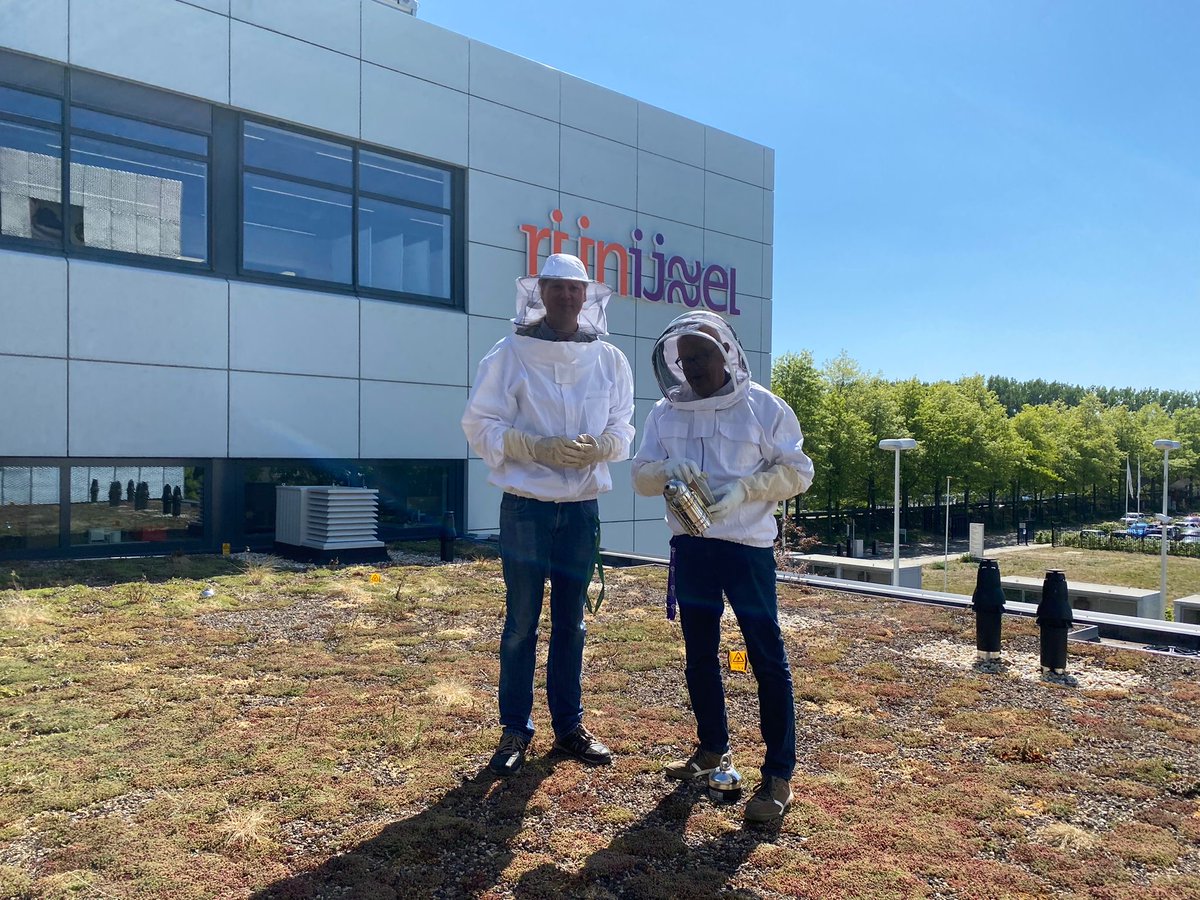 Vandaag zijn er #bijenkasten 🐝 geplaatst op het dak van #TechPlaza! Theo Gerritsen en Ruud Boertjes van #Laboratoriumtechniek hebben een imker cursus gevolgd en een bijenvolk gekregen. Zo dragen wij hopelijk een steentje bij aan een gezonde omgeving en de #biodiversiteit🌻🌍!